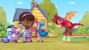 Doc McStuffins 與玩具和一隻飛行的紅色機械龍在陽光明媚的院子裡。 — 哥斯拉 王者巨獸 壁紙