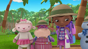 Doc McStuffins 和她的玩具朋友們在一個有棕櫚樹的叢林中。 — 麥拿侖 GIF 壁紙
