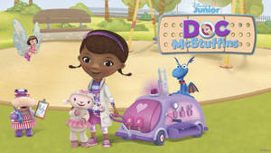 Doc McStuffins 與她的玩具朋友和醫療車在陽光明媚的公園裡。 — 麥拿侖 GIF 壁紙