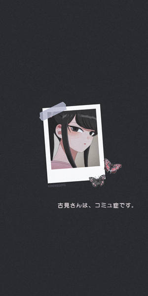 動漫女孩在即影即有中的肖像，背景黑色，有蝴蝶和日文字。