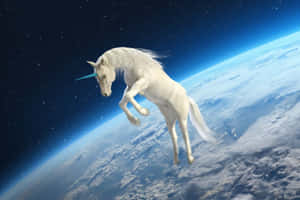 一隻白色獨角獸在太空中跳躍在地球之上，星星可見。 — 地球 壁紙