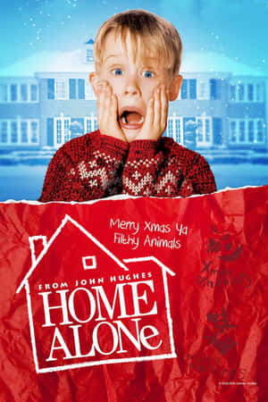 穿紅色毛衣的男孩在雪屋前看到Home Alone海報顯得震驚。