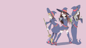 三位身穿藍色服裝的動漫女巫角色，手持魔杖和掃帚擺姿勢。 — 藝術 壁紙