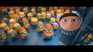 Gru在工廠裡對一群戴著安全帽的Minions皺眉。