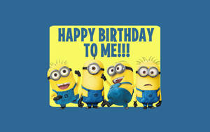 四個Minions用一個歡快的標語牌慶祝生日。