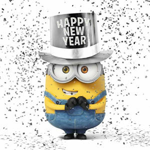 黃色Minion身穿藍色工裝褲和銀色高帽，在飄落的紙屑中慶祝新年。