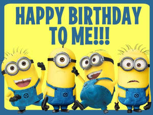 四個穿著藍色工裝褲的Minions以喜悅的表情慶祝生日。