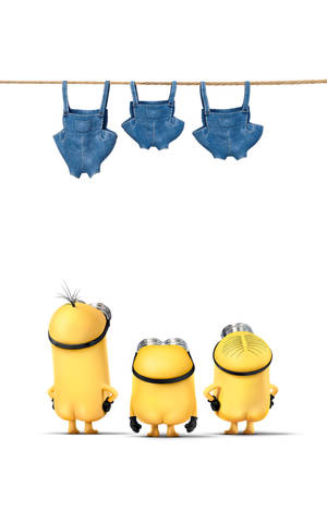 三個黃色Minions盯著掛在繩子上的藍色牛仔布吊帶褲。