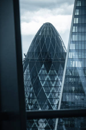 陰天時透過窗戶觀看Gherkin大樓的景色。 — Huawei MatePad 11.5 S (2025) 壁紙