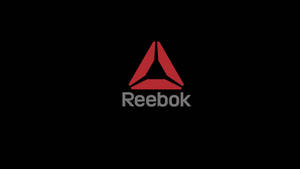 黑色背景上的紅色 Reebok 標誌，下方有品牌名稱