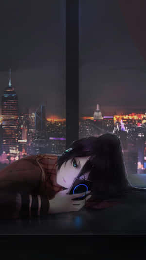 深色頭髮的動漫女孩靠在窗台上，在夜晚的城市燈光中握著發光的手機。