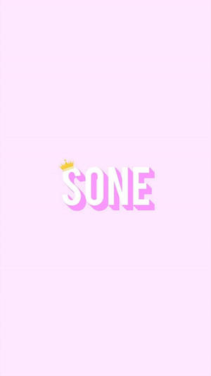 粉紅色條紋背景，白色「SONE」字樣，帶粉紅色陰影，S上有一個小金皇冠。
