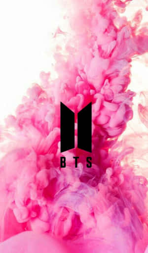 粉紅色墨水旋轉，黑色BTS標誌居中。