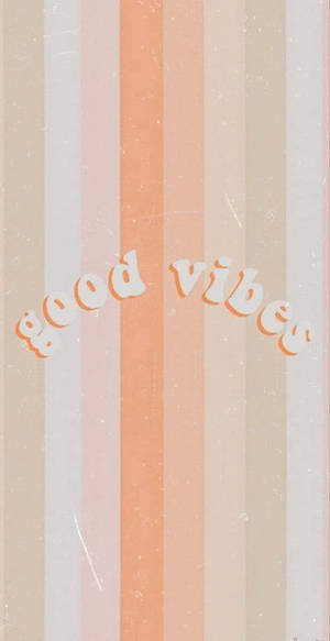 柔和蜜桃米色和白色的垂直條紋，帶有復古泡泡字體的「good vibes」文字。