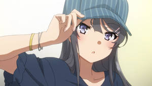 紫色眼睛的動漫女孩調整她的藍色條紋帽子。