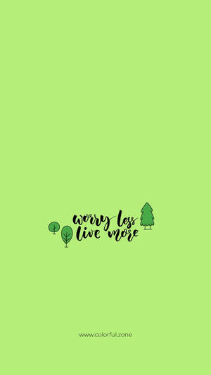 勵志短語 worry less live more 搭配樹木圖標，置於綠色背景上。