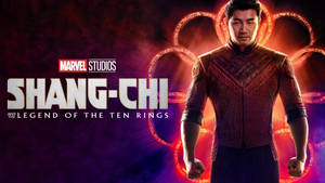 Marvel電影海報中，尚氣身穿紅色西裝，身後有發光圓環。