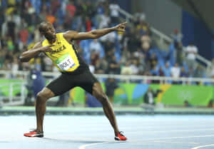 Usain Bolt 身穿牙買加球衣在跑道上慶祝贏得比賽。