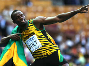 Usain Bolt 在2013年世界錦標賽中披著牙買加國旗慶祝贏得金牌。