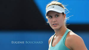 網球運動員Eugenie Bouchard身穿青綠色上衣和白色遮陽帽在藍色球場上