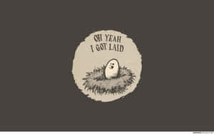 一個微笑的卡通雞蛋在巢中，背景為深灰色，帶有文字「OH YEAH I GOT LAID」。