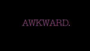 黑色背景上顯示「awkward」的粉紅色霓虹燈文字