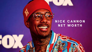 Nick Cannon 戴住紅色冷帽同眼鏡，向鏡頭微笑，背後有FOX標誌。