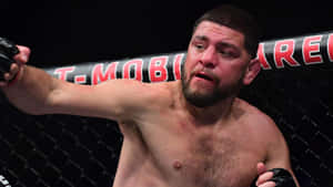 MMA拳手在T-Mobile Arena的八角籠內揮拳。