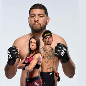 三名UFC拳手穿著格鬥裝備在攝影棚中擺姿勢。