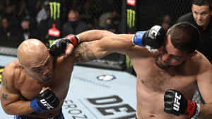 兩名男性拳手在UFC鐵籠內於比賽中交換強力肘擊。