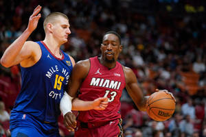 兩名籃球運動員在NBA比賽中行動，一人運球，另一人防守。 — 邁阿密熱火 壁紙