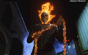 Ghost Rider 頭顱燃燒，手持鎖鏈，在夜晚黑暗的小巷中。