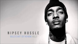 說唱歌手 Nipsey Hussle 戴著冷帽和鏈條的肖像，專輯文字可見。