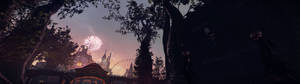 煙火在黑暗的遊樂場上空綻放，有剪影樹木和遊樂設施。 — 3840x1080 GIF 壁紙