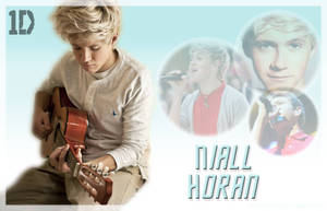 Niall Horan 彈結他，附圓形舞台表演照片。