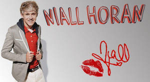 Niall Horan 身穿灰色西裝外套和紅色襯衫，名字和簽名為紅色。