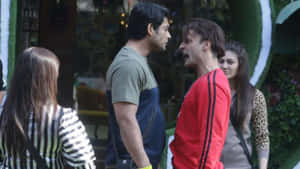 兩個男人互相大喊，兩個女人在旁觀看。