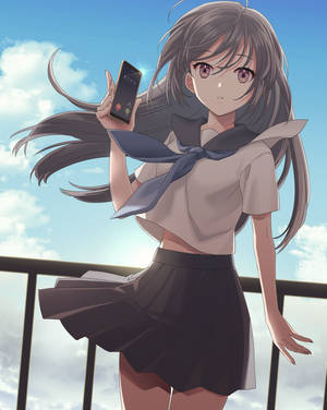 藍天下在陽台上拿著手機的穿校服動漫女孩