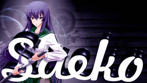 紫髮動漫女孩在深色木頭上，於風格化名字 Saeko 後方持劍。