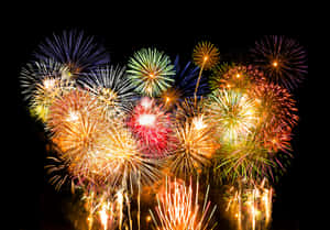 慶祝活動期間，色彩繽紛的煙火在夜空中綻放。 — 夏天 壁紙