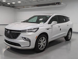 白色Buick Enclave SUV在明亮的室內展廳中，拋光地板和天花板燈光。