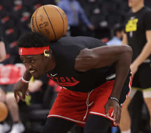 籃球運動員在比賽中將球平衡在頭上。