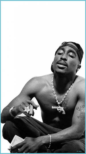 Tupac Shakur 赤裸上身坐著，閉上眼睛，手持香煙。