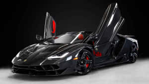 黑色林寶堅尼 Centenario 打開鷗翼車門，在工作室中展示紅色內飾。 — 蘭博基尼 壁紙
