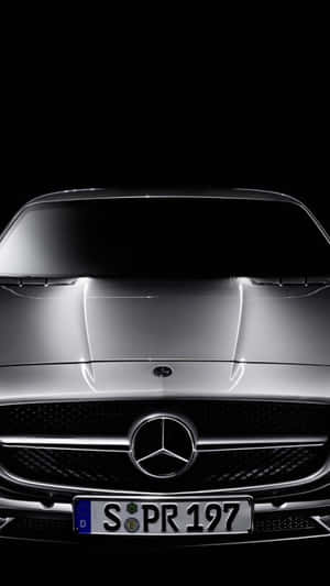 帶有標誌和車牌的銀色 Mercedes-Benz 汽車前格柵特寫。