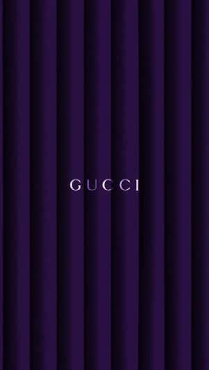 紫色褶皺布料，中央帶有銀色Gucci標誌。 — 紫色美學 壁紙