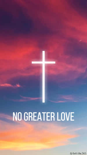 在色彩繽紛的日落天空背景下，一個發光的十字架，上面寫著 no greater love。