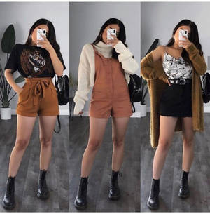 女性在室內穿著三套不同服裝，對著鏡子自拍。
