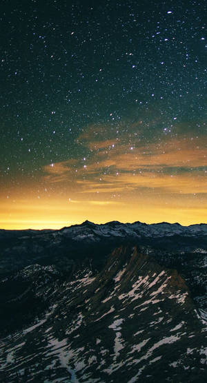 在星空下積雪的山脈，伴隨著發光的極光。 — 美學 iPhone 壁紙
