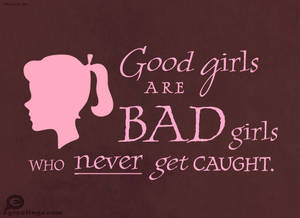 一個紮馬尾的女孩的粉紅色剪影旁邊有文字 'Good girls are bad girls who never get caught'。 — 粉紅 壁紙